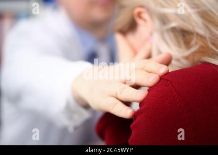 Männlich Arzt tröstend weinenden Patienten in der Klinik Stockfoto