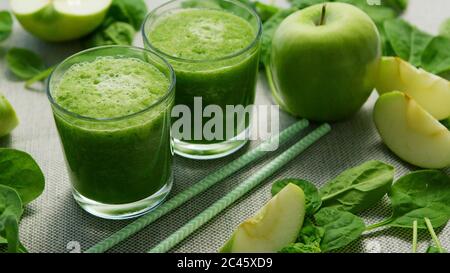 Grüne Smoothie in Gläsern und Zutaten Stockfoto
