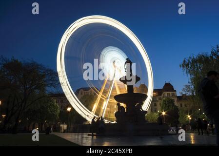 Spinning Riesenrad in einem Stadtpark in der Nacht Stockfoto