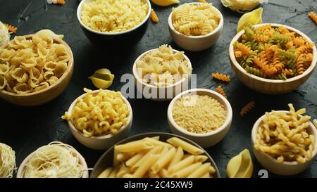 Verschiedene Arten von Makkaroni in Schalen Stockfoto