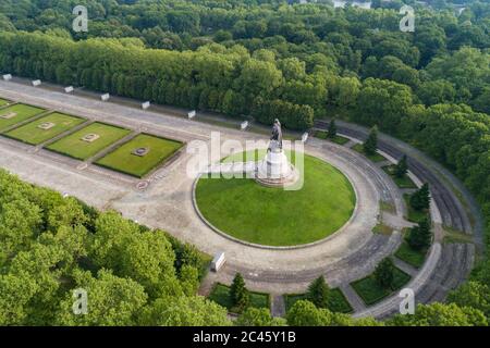 Luftaufnahme des sowjetischen Kriegsdenkmals und Militärfriedhofs im Treptower Park, Berlin, Deutschland. Stockfoto