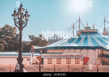 Vintage Straßenlaterne und Zirkus vor dem Burgtheater Stockfoto