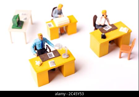 Miniaturbusiness People Team im Büro. Makroaufnahme des Geschäftskonzepts für kleine Leute. Flache Feldabteilung Stockfoto