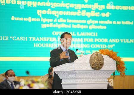 Phnom Penh, Kambodscha. Juni 2020. Der kambodschanische Premierminister Samdech Techo Hun Sen spricht während der Eröffnungszeremonie eines Geldhilfeprogramms in Phnom Penh, Kambodscha, am 24. Juni 2020. Kambodscha hat am Mittwoch ein Hilfsprogramm für 562,686 arme und gefährdete Familien von fast 2.3 Millionen Menschen während der COVID-19-Pandemie gestartet. Quelle: Li Lay/Xinhua/Alamy Live News Stockfoto