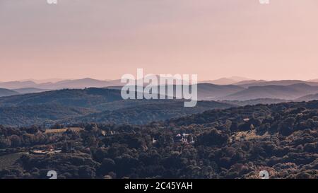 Blick von Kahlenberg über das Grinzingtal Stockfoto