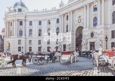 Pferdekutschen stehen vor der Hofburg, dem Wiener Hofburg Stockfoto