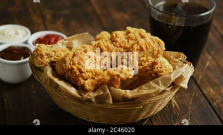 Fried Chicken Wings in der Nähe von Saucen und Getränke Stockfoto