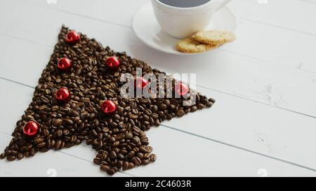 Kaffeebohnen in Form der Nadelbaum und Schale Stockfoto