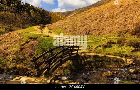 Kinder Scout, Yorkshire.Holzbrücke und ländliche Landschaft. Stockfoto