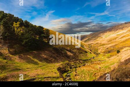 Kinder Scout, England. Blick von oben, mit dramatischem Himmel und Wolken. Stockfoto