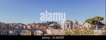 Klassisches Stadtbild von Rom mit Ponte Vittoria Emanuele II Stockfoto