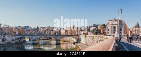 Klassisches Stadtbild von Rom mit Ponte Vittoria Emanuele II Stockfoto