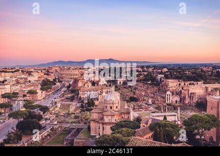 Katholische Kirche Rom – Chiesa dei Santi Luca e Martina und Kolosseum im Hintergrund Stockfoto