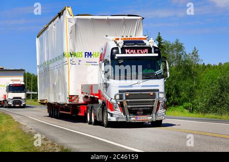 Volvo FH und Renault Sattelauflieger Rahti-Kaleva Oy transportieren FM-Haus Oy Holzhausmodule als außergewöhnliche Belastung. Forssa, Finnland, 15. Juni 2020. Stockfoto