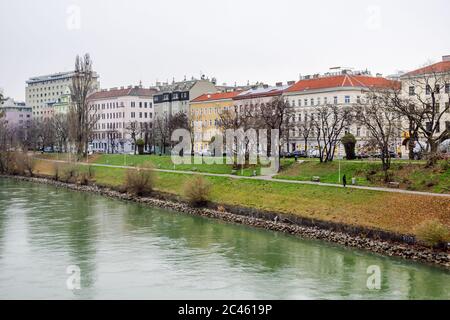 Donaukanal durch die Stadt Wien und Fassaden von Wohngebäuden entlang des Ufers. Stockfoto