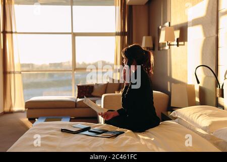 Geschäftsfrau Zimmerservice im Hotel Stockfoto