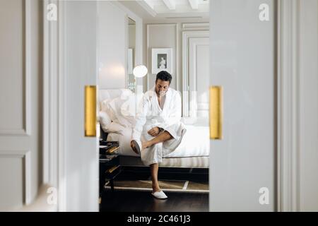 Mann, der Schlafzimmer Slipper in Suite Stockfoto