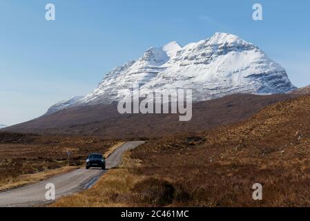 Auto auf einspuriger Straße in Glen Torridon, Highland Scotland Stockfoto