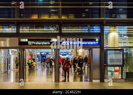 Eingang zur U-Bahn-Station Praterstern in Wien. Es wird von den Linien U1 und U2 bedient. Wien Praterstern ist einer der wichtigsten Bahnhöfe Wiens Stockfoto