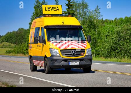 Mercedes-Benz van Pilot-Fahrzeug oder Begleitfahrzeug mit Geschwindigkeit eskortieren einen Konvoi von Lastwagen mit übergroßen Lasten. Forssa, Finnland. Juni 15, 2020. Stockfoto