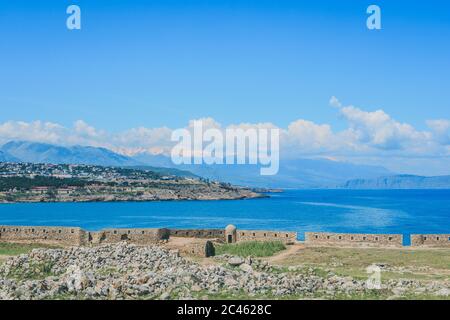 Blick von der Fortezza Rethymno über die wunderschöne kretische Meereslandschaft Stockfoto