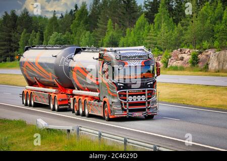 Scania S650 LKW 2019 Kuljetus Auvinen Oy für den Massentransport, der an einem Sommertag Ladung auf der Autobahn liefert. Salo, Finnland. Juni 16, 2020. Stockfoto