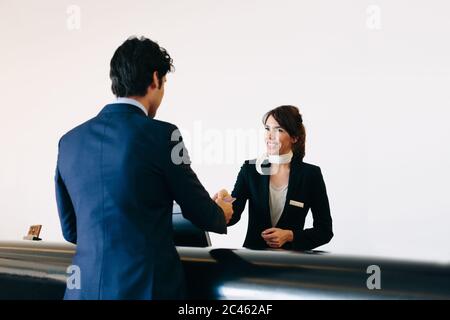 Geschäftsmann Einchecken an der Rezeption Stockfoto