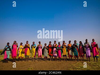 Maasai-Stammesfrauen in traditioneller maasai-Kleidung, Nakuru County, Nakuru, Kenia Stockfoto