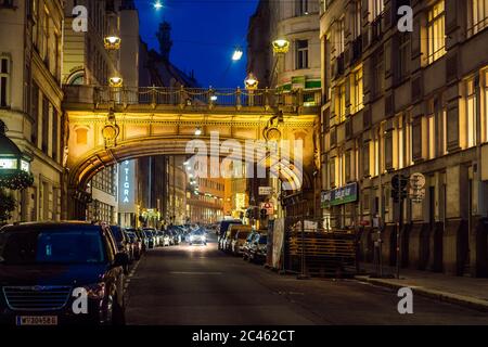 Blick auf die Wiener Straße bei Nacht. Die hohe Brücke ist eine Brücke über den Tiefgraben in der Inneren Stadt, Wien, Österreich. Stockfoto
