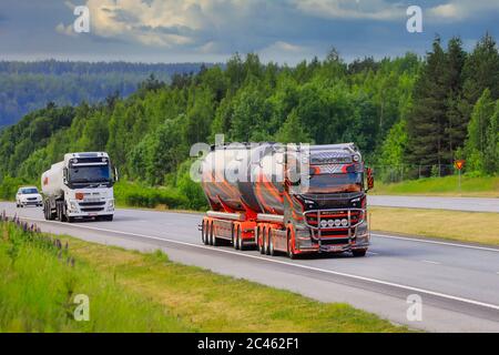 Scania S650 LKW 2019 Kuljetus Auvinen Oy für den Massentransport, der an einem Sommertag Ladung auf der Autobahn liefert. Salo, Finnland. Juni 16, 2020. Stockfoto