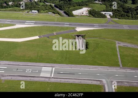 Luftaufnahme eines kurzen Abschnitts der A538 Wilmslow Road zwischen den beiden Start- und Landebahnen am Manchester International Airport Stockfoto