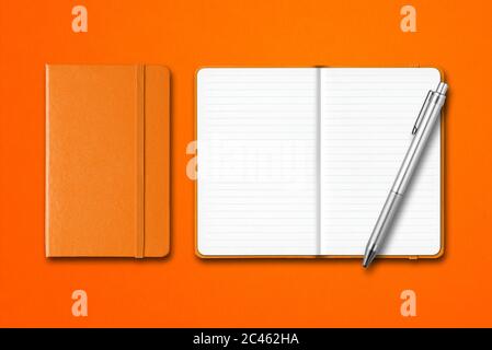 Orange geschlossene und offene linierte Notizbücher mit einem Stift isoliert auf buntem Hintergrund Stockfoto