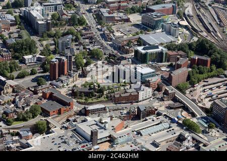 Luftaufnahme des Mersey Square & St. Peter's Church, Stockport Stadtzentrum. Auch im Blick: Life Leisure Grand Central Gym & die Bibliothek etc Stockfoto