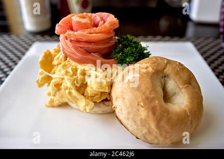 Geräucherter Lachs und Rührei auf einem frischen Bagel Stockfoto