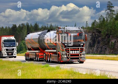 Scania S650 LKW 2019 Kuljetus Auvinen Oy für Bulk-Transport LKW entlang der Autobahn an einem Tag im Sommer. Paimio, Finnland. Juni 16, 2020. Stockfoto