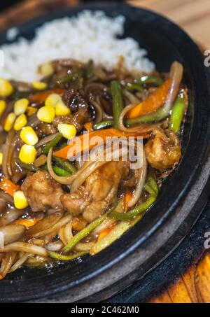 Vertikale Nahaufnahme von Meeresfrüchten mit Reis und Nudeln in China Stockfoto