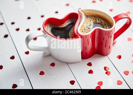 Zwei herzförmigen Kaffeetassen conected mit einander. Stockfoto