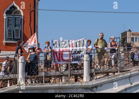 VENEDIG, ITALIEN - JUNI 13: Mitglieder des 'Comitato No Grandi Navi' bilden eine Menschenkette an der Zattere, um gegen Übertourismus und Kreuzfahrtschiffe zu protestieren Stockfoto