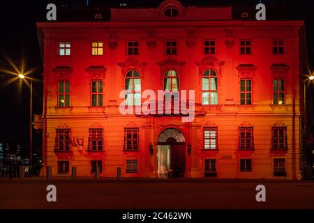 Fassade des Bundeskanzleramts, beleuchtet durch rotes Licht bei Nacht, Wien, Österreich. Stockfoto