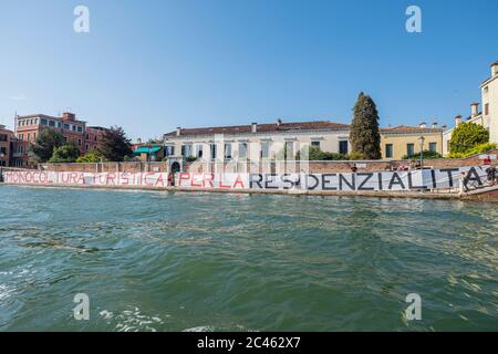 VENEDIG, ITALIEN - JUNI 13: Mitglieder des 'Comitato No Grandi Navi' bilden eine Menschenkette an der Zattere, um gegen Übertourismus und Kreuzfahrtschiffe zu protestieren Stockfoto