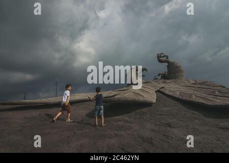 KOLLAM, KERALA, INDIEN - 07. Oktober 2019: Zwei Kinder spielen in der Nähe der Jatayu Adler Statue auf einem Hügel in Kollam, Kerala Stockfoto