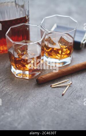 Zwei Gläser alter Whisky mit kubanischer Zigarre und Karaffe Stockfoto