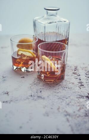 Whiskey Sour Drink mit Zitrone in Glas auf steinrusischem Hintergrund Stockfoto