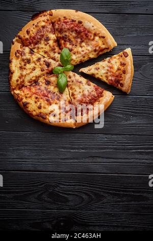 Geschnitten Pizza Margarita mit Basilikum Stockfoto