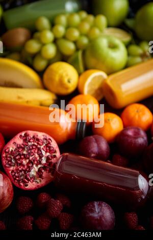 Gesundes Lebensmittelkonzept. Verschiedene gemischte Früchte, Gemüse und Säfte bildeten sich in Regenbogen Stockfoto