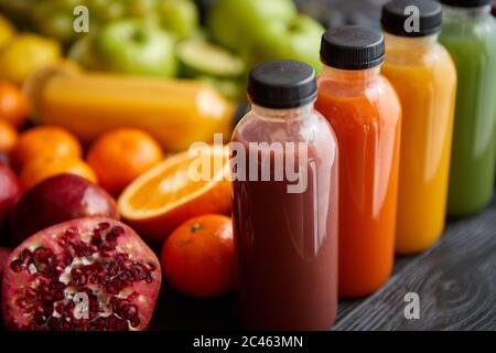 Bunte Flaschen mit frischem Obst- und Gemüsesaft oder Smoothie Stockfoto