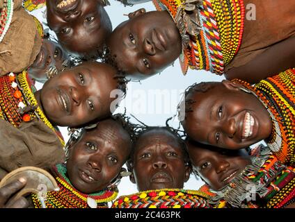 Turkana-StammesFrauen im Kreis, die nach unten schauen, Turkana-See, Loiyangalani, Kenia Stockfoto