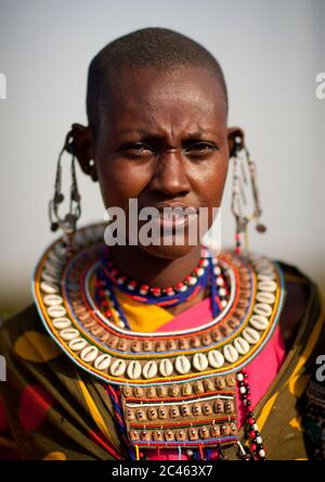 Maasai-Stammesfrau in traditioneller maasai-Kleidung, Nakuru County, Nakuru, Kenia Stockfoto