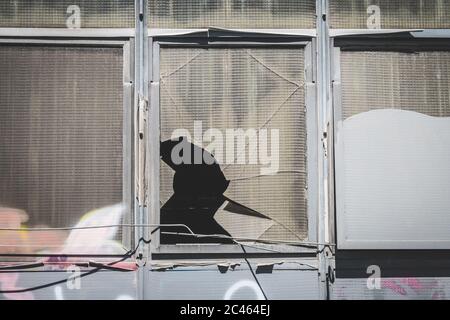 Kaputtes Fenster, zerbrochenes Glas auf altem Fabrikfenster - Stockfoto