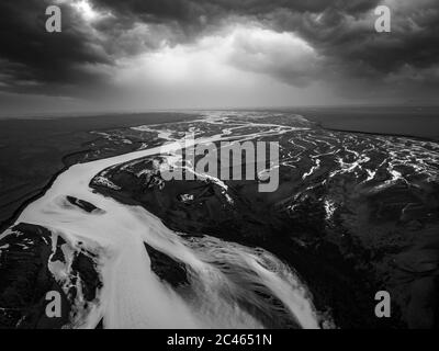 Schwarz-Weiß Luftbild von Flussmustern und dramtischen Wolken in Island Stockfoto